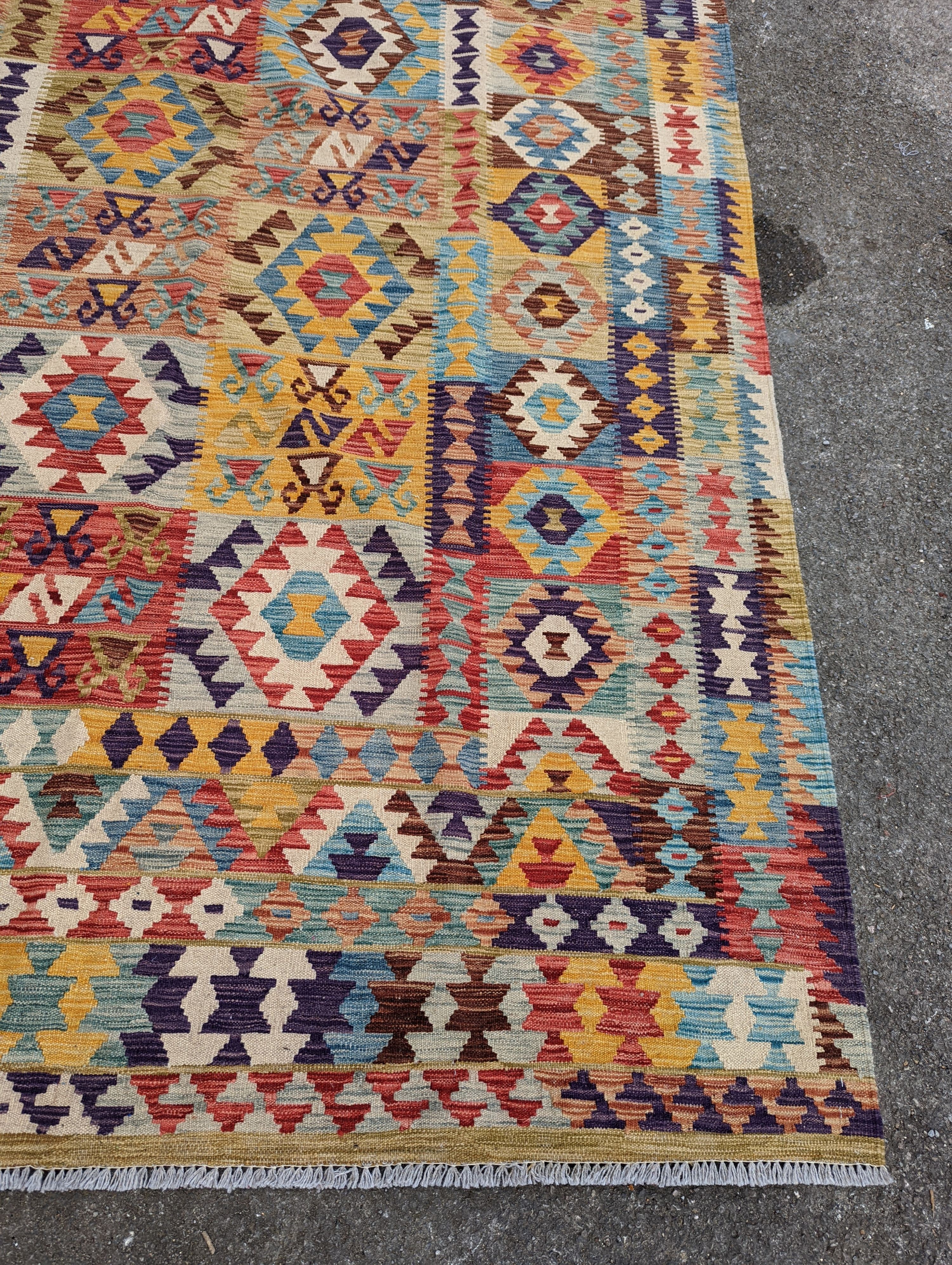 A contemporary Anatolian design Kilim flatweave carpet, approx. 300 x 200cm)